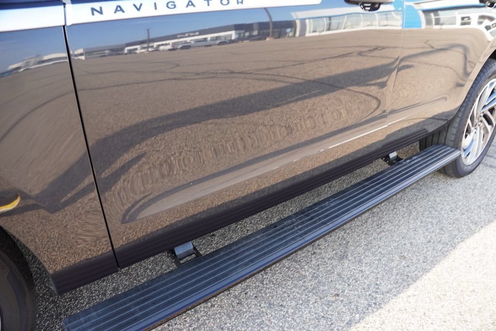 Used 2025 Lincoln Navigator Reserve AWD/4WD image 14