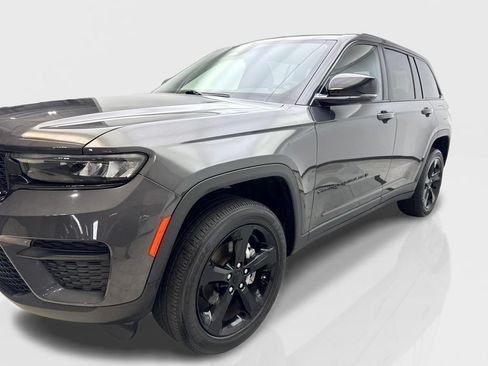 Used 2023 Jeep Grand Cherokee Altitude AWD/4WD image 11