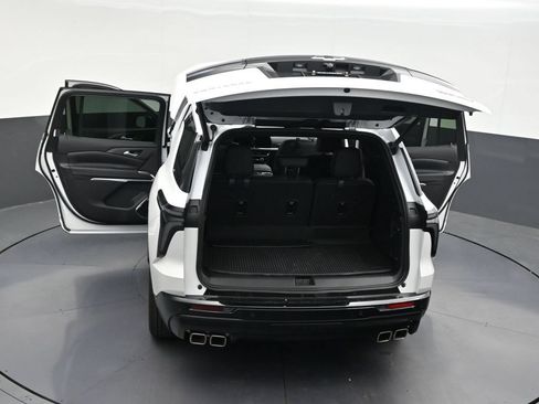 Used 2025 Chevrolet Traverse High Country FWD image 37