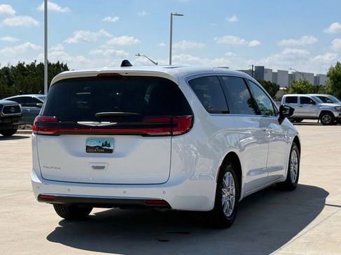 Used 2024 Chrysler Pacifica Touring-L FWD image 5