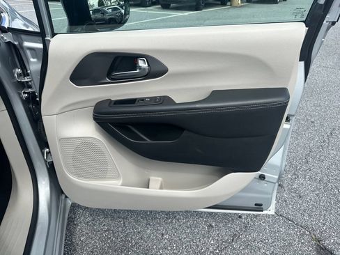 Used 2024 Chrysler Pacifica Touring-L FWD image 16