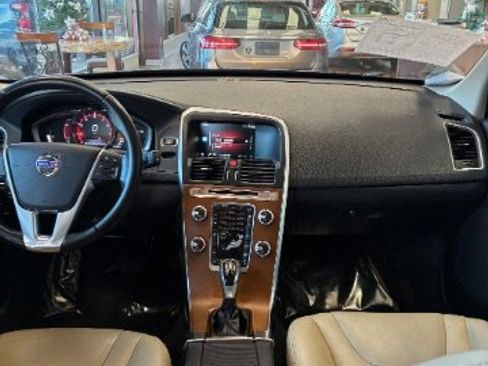Used 2016 Volvo XC60 T5 Premier w/ Proximity Package image 24