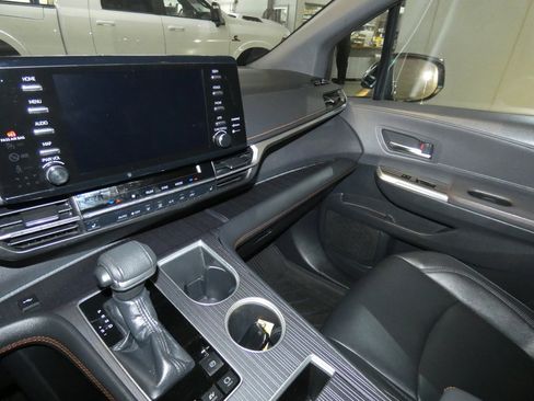 Used 2021 Toyota Sienna XSE image 11