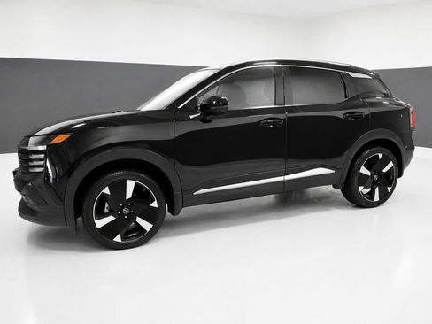 Certified 2025 Nissan Kicks SR w/ SR Premium Package AWD/4WD image 2