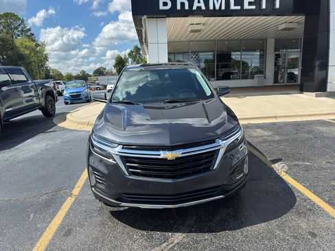 Used 2022 Chevrolet Equinox LT image 2