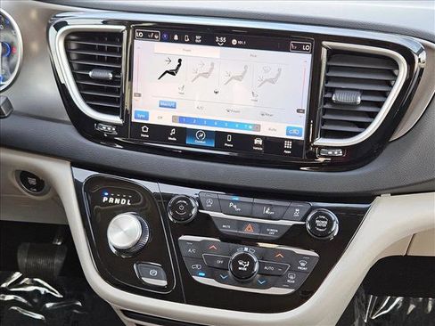 Used 2023 Chrysler Pacifica Touring-L FWD image 18
