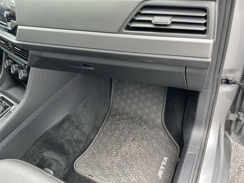 Used 2021 Volkswagen Jetta SE image 32