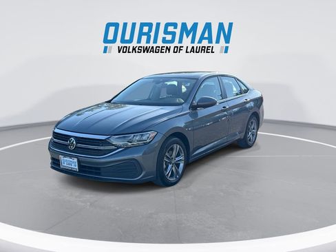 Used 2023 Volkswagen Jetta SE w/ Panoramic Sunroof Package FWD image 4