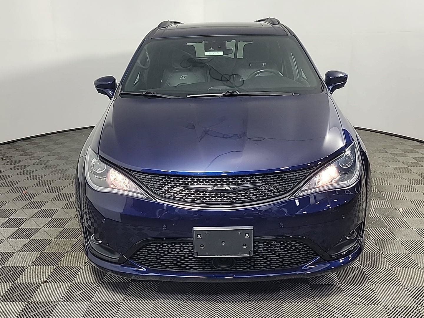 Used 2019 Chrysler Pacifica Touring-L Plus w/ Advanced Safetytec Group FWD image 14