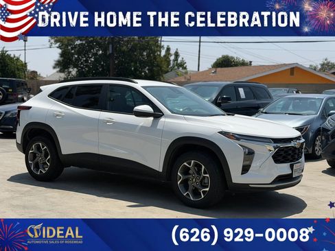 Used 2025 Chevrolet Trax LT FWD image 1