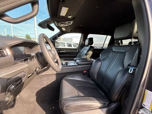 Used 2024 Jeep Wagoneer L Series II w/ Flexible Seating Group AWD/4WD image 9