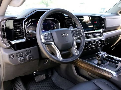 Used 2026 Chevrolet Silverado 1500 LT Trail Boss w/ LT Trail Boss Premium Package AWD/4WD image 9