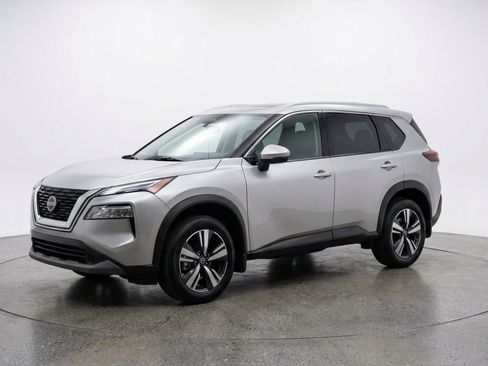 Used 2025 Nissan Rogue SV image 3