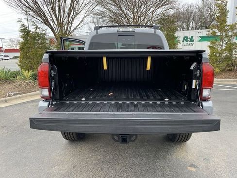 Used 2018 Toyota Tacoma TRD Sport image 31