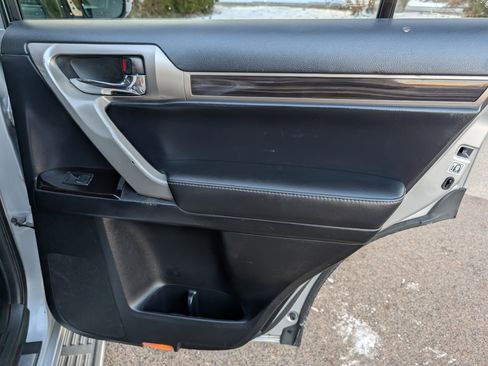 Used 2016 Lexus GX 460 image 32