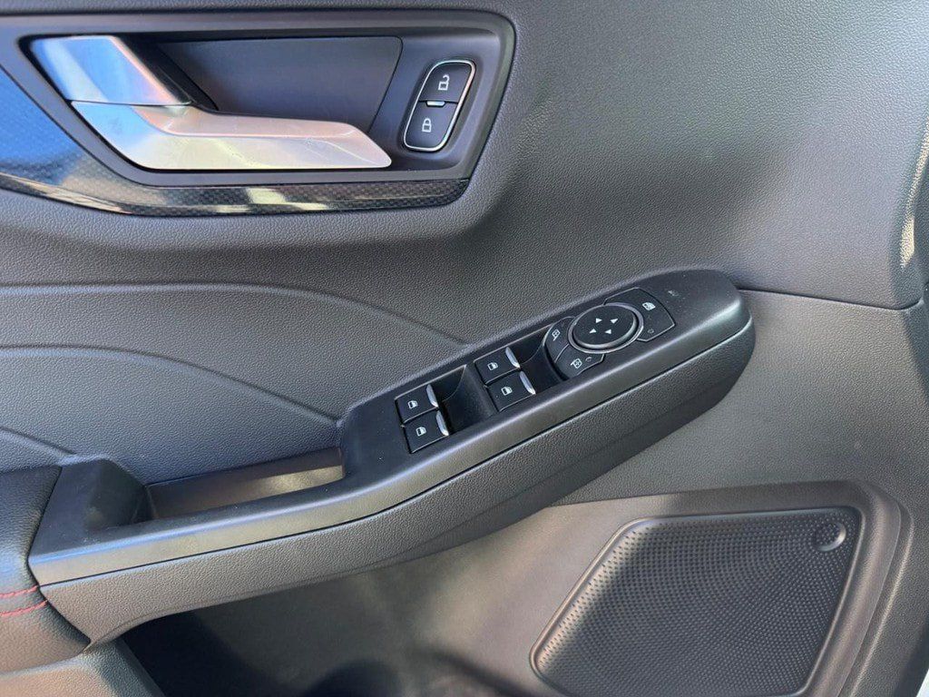 New 2026 Ford Escape ST-Line w/ Cold Weather Package AWD/4WD image 8