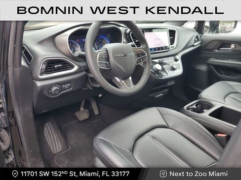 Used 2025 Chrysler Pacifica Select image 21