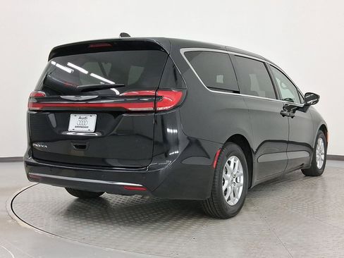 Used 2023 Chrysler Pacifica Touring-L image 9