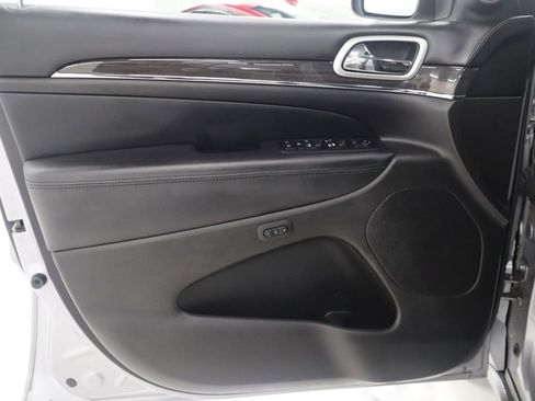 Used 2018 Jeep Grand Cherokee Overland image 14