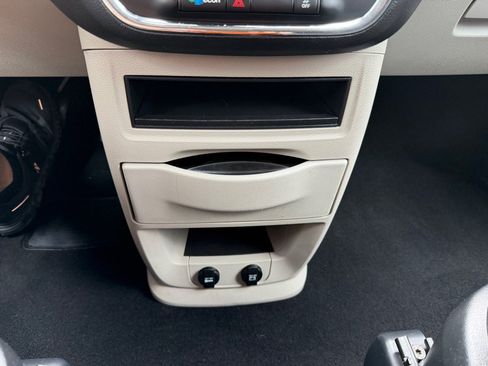 Used 2019 Dodge Grand Caravan SE FWD image 29