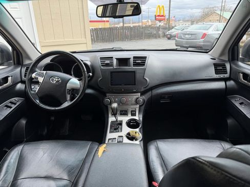 Used 2012 Toyota Highlander SE w/ Tow Pkg image 6