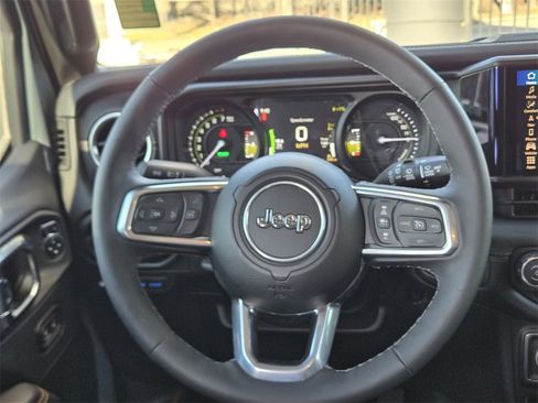 Used 2025 Jeep Wrangler Unlimited Sahara image 17