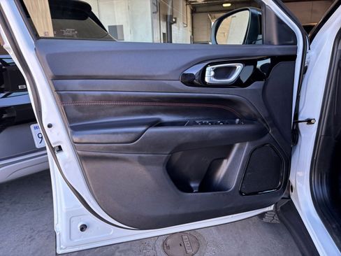 Used 2025 Jeep Compass Trailhawk w/ Trailer Tow Group AWD/4WD image 18