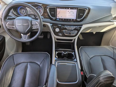 Used 2023 Chrysler Pacifica Limited FWD image 9