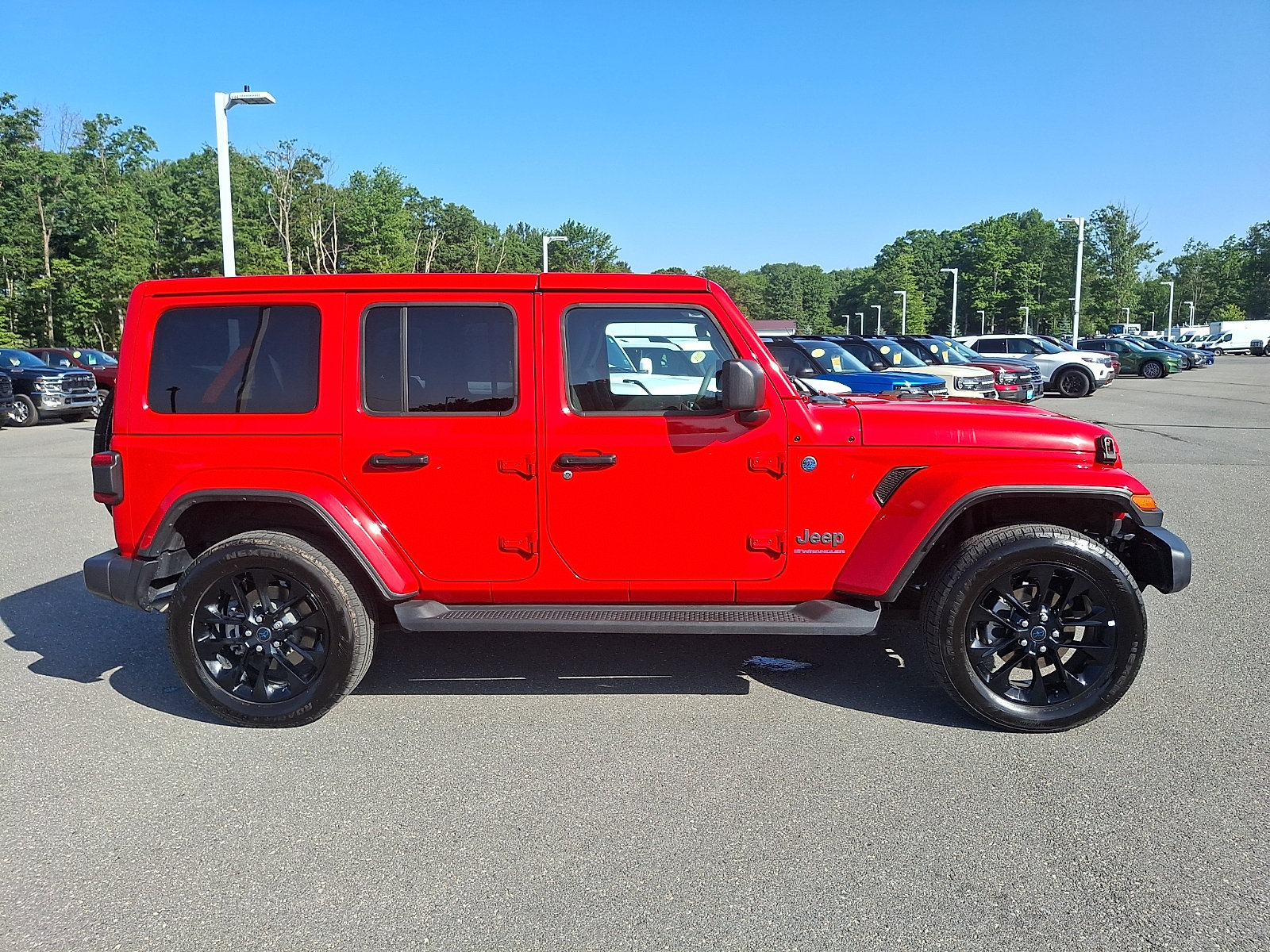 Used 2025 Jeep Wrangler Unlimited Sahara AWD/4WD image 7