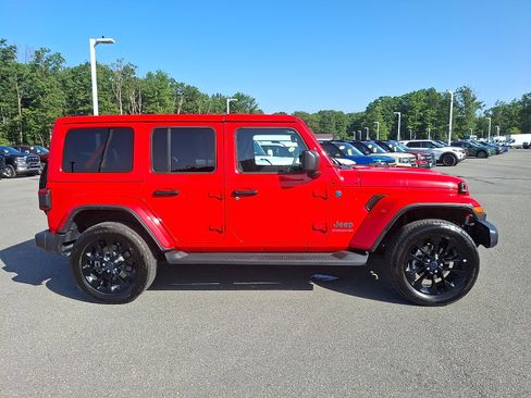 Used 2025 Jeep Wrangler Unlimited Sahara AWD/4WD image 7