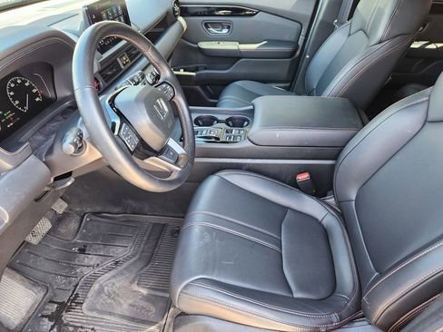 Used 2025 Honda Pilot TrailSport image 11