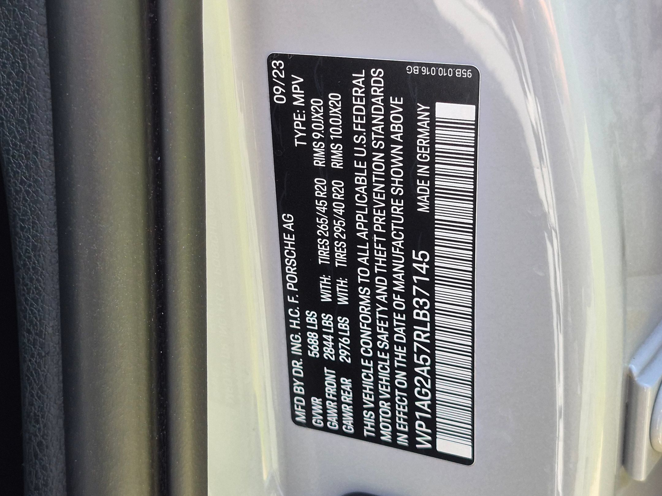 Certified 2024 Porsche Macan S AWD/4WD image 38