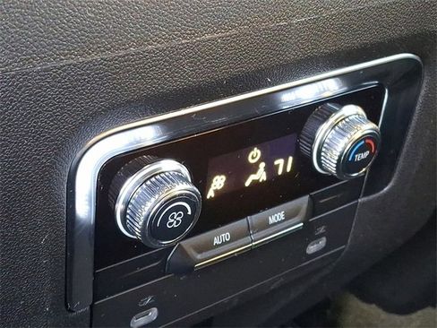 Used 2024 GMC Yukon SLT image 12