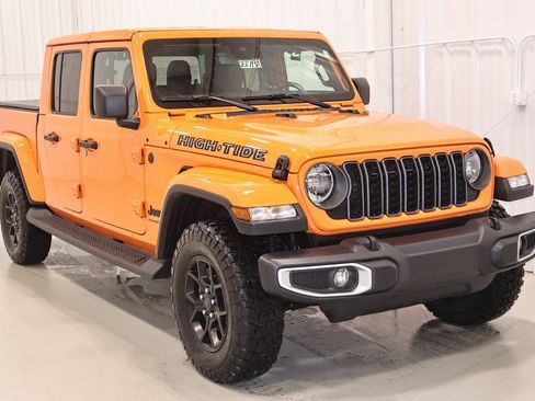 Used 2025 Jeep Gladiator Sport image 3