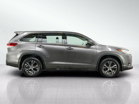 Used 2018 Toyota Highlander LE AWD/4WD image 6