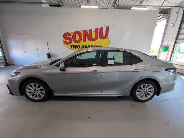 Used 2024 Toyota Camry SE FWD image 2