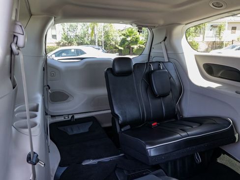 Used 2023 Chrysler Pacifica Limited FWD image 21