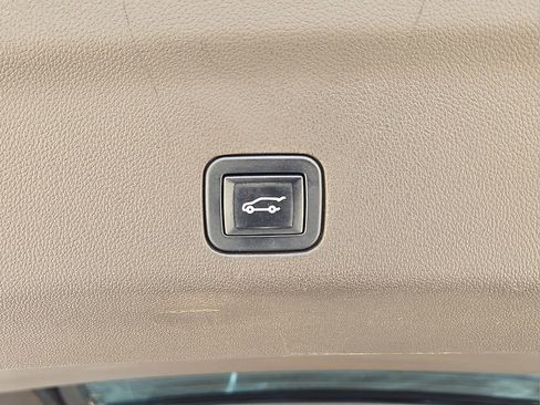Used 2022 GMC Yukon XL SLT w/ SLT Luxury Package image 16