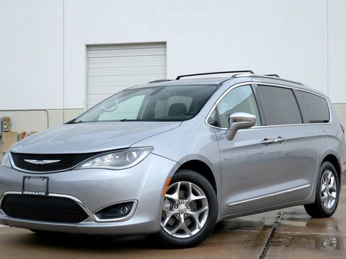 Used 2018 Chrysler Pacifica Limited FWD image 2