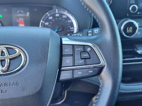 Used 2021 Toyota Highlander LE FWD image 17