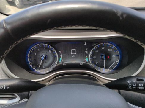 Used 2021 Chrysler Pacifica Touring-L FWD image 26