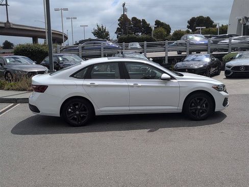 Used 2023 Volkswagen Jetta SE w/ Panoramic Sunroof Package FWD image 5