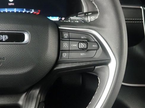 Used 2025 Jeep Grand Cherokee Altitude RWD image 20