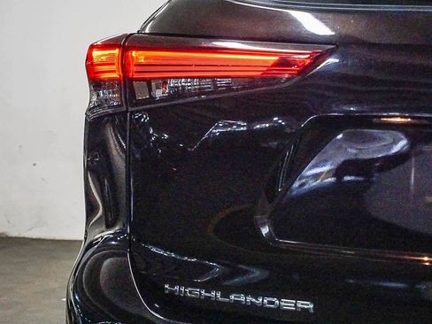 Used 2021 Toyota Highlander L FWD image 11