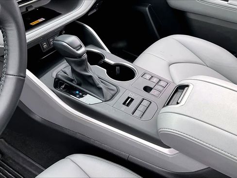 Used 2024 Toyota Highlander XLE image 16