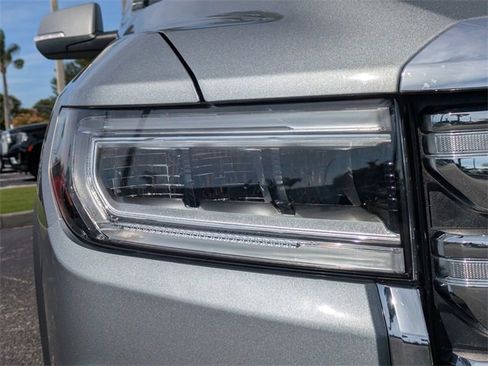 Used 2023 GMC Acadia SLT w/ Technology Package image 10