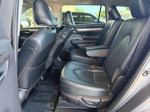 Used 2021 Toyota Highlander Limited FWD image 22