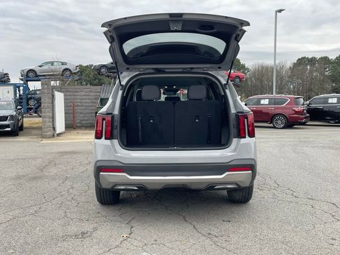 Used 2025 Kia Sorento S image 7