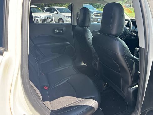 Used 2019 Jeep Compass Latitude FWD image 12