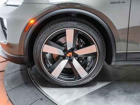 Certified 2025 Porsche Macan 4S Electric image 15